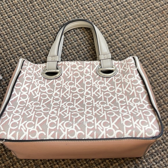 Calvin Klein Purse With Removable Shoulder Strap - Picture 2 of 4